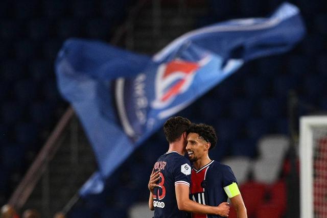 升班马赫尔城首轮2-0震撼击败曼联
